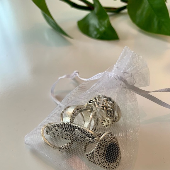 Beautiful Ring Set - Bag with 8 rings in varying sizes - Picture 9 of 9